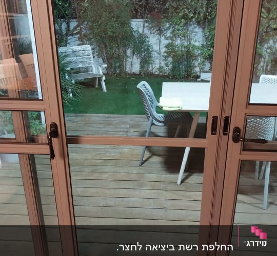 דלת אלומיניום עם ידיות שחורות ומסגרת זכוכית